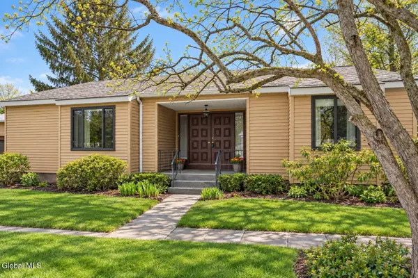 2 Loudonwood E, Albany, NY 12211