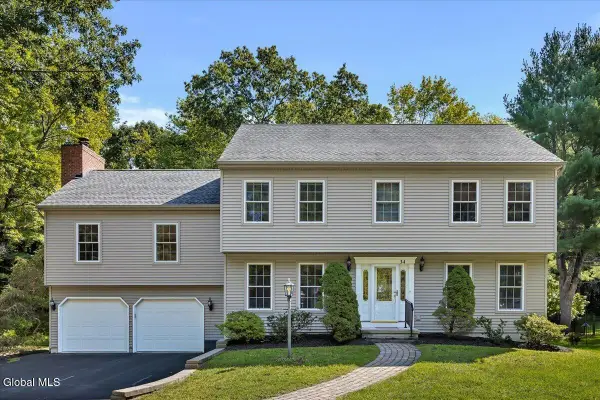 34 Darnley Greene, Bethlehem, NY 12054