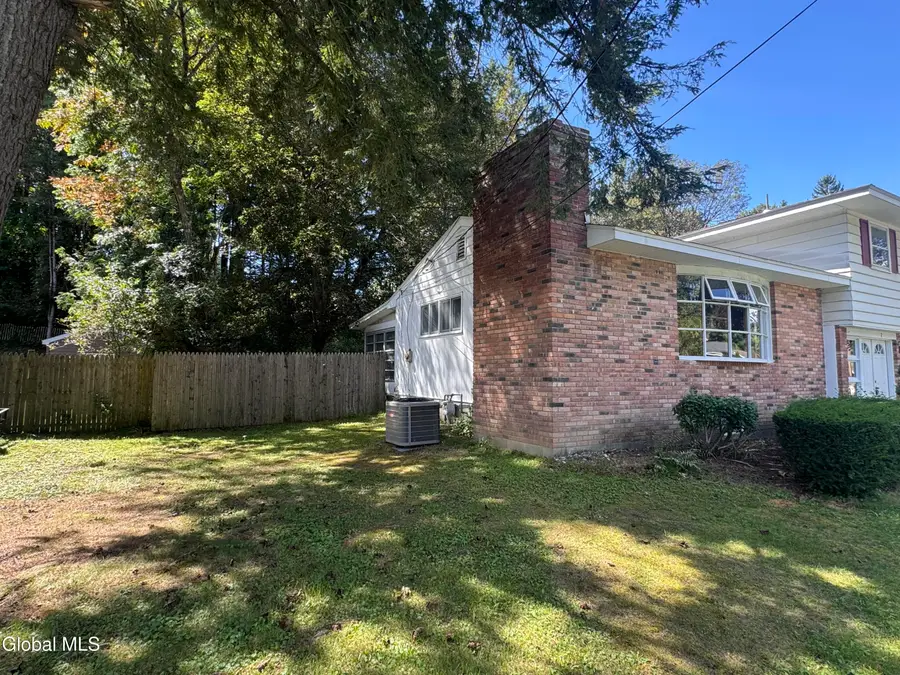 7 Woodside Court, North Greenbush, NY 12198 - #3