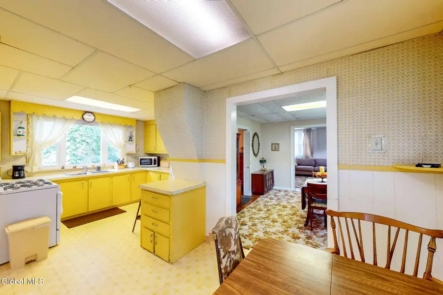 31 W 11th Avenue, Gloversville, NY 12078 - #2
