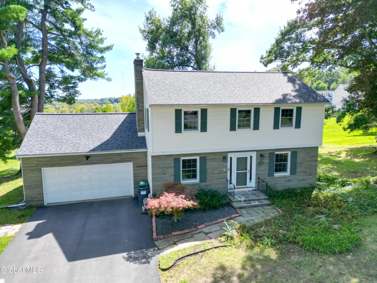 1092 Merlin Drive, Niskayuna, NY 12309 - #1
