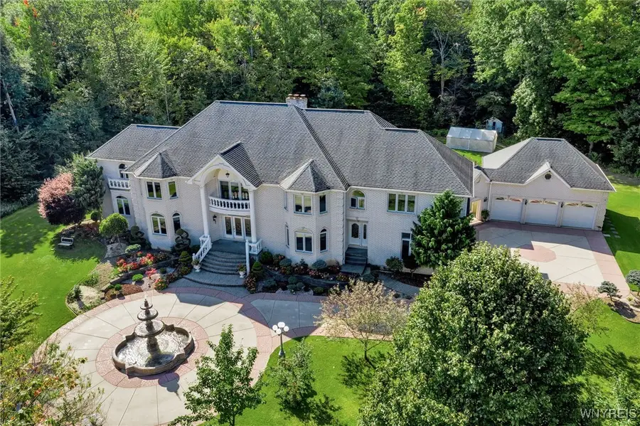 7 Woodcrest Drive, Orchard Park, NY 14127 - Image #2