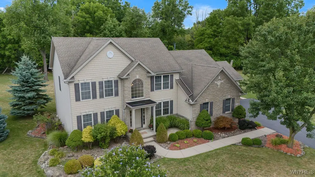 70 Briarwood Ln, Grand Island, NY 14072 - Image #1