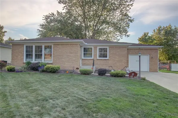 25 Royalcrest Road, Orchard Park, NY 14127