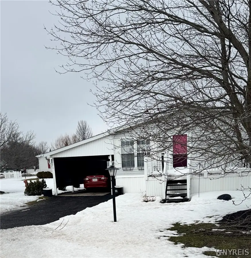 1052 Fernwood Dr., Lockport, NY 14094 - #1