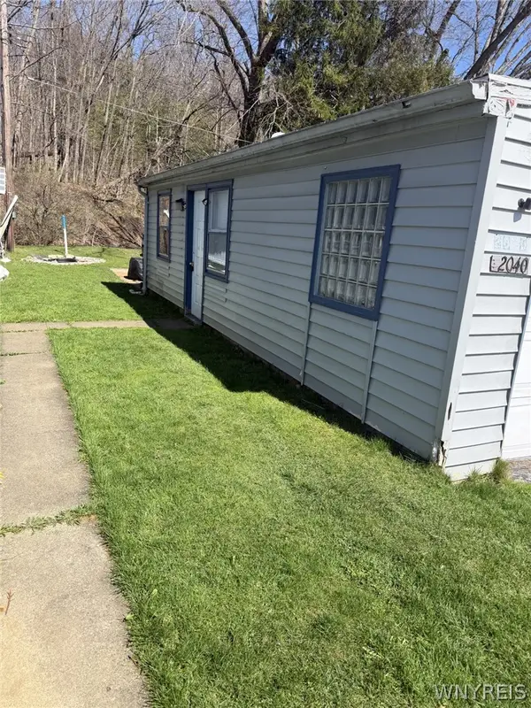 2040 Hemstreet Rd, East Aurora, NY 14052