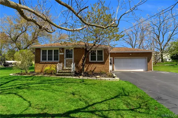 5065 Salt Rd, Clarence, NY 14031