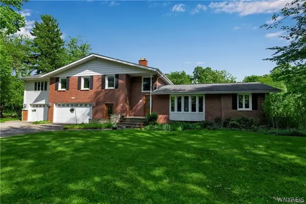 9325 Hunting Valley Road N, Clarence, NY 14031