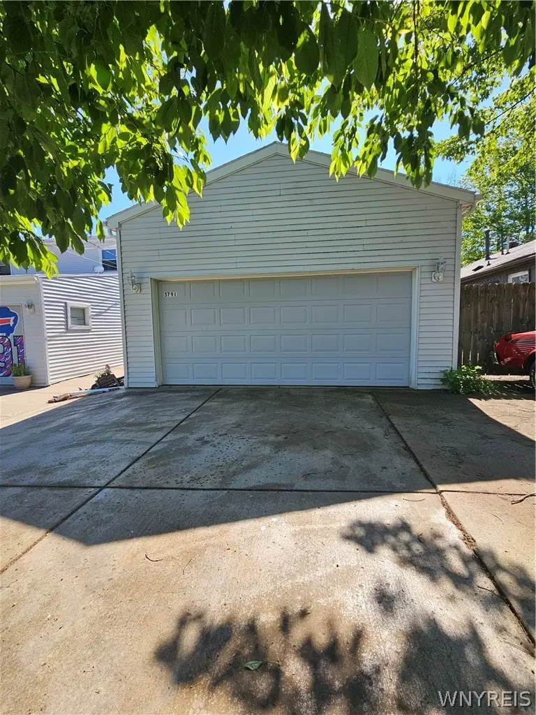 5791 Elmhurst Road, Lake View, NY 14085 - #2