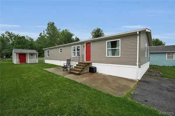 1139 Lockwood Dr, Lockport, NY 14094