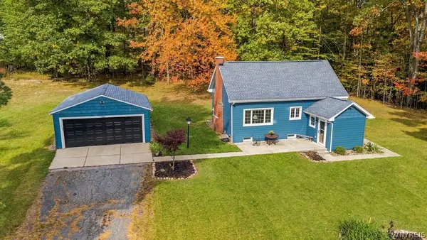 7493 Crestwood Circle, Orchard Park, NY 14127