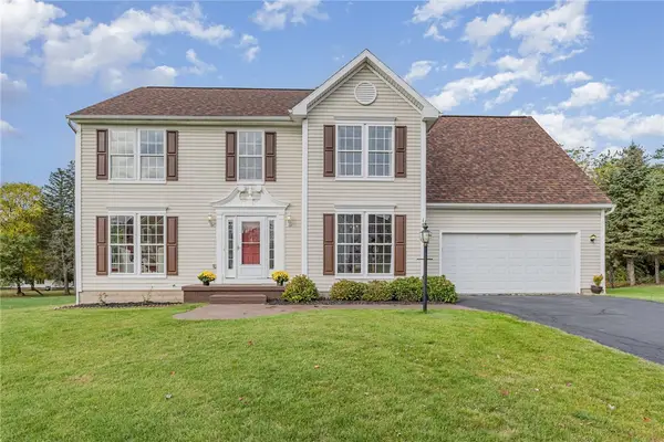 15 Chadwick Mnr, Fairport, NY 14450