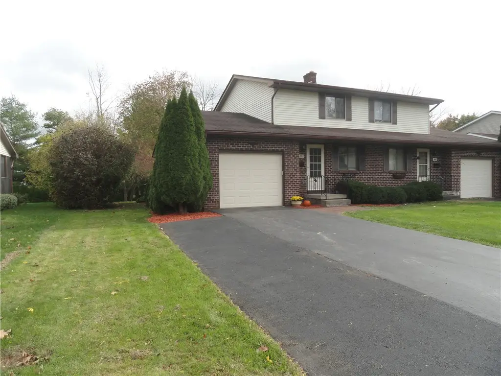 305 Willowbrooke Dr, Brockport, NY 14420 - Image #1