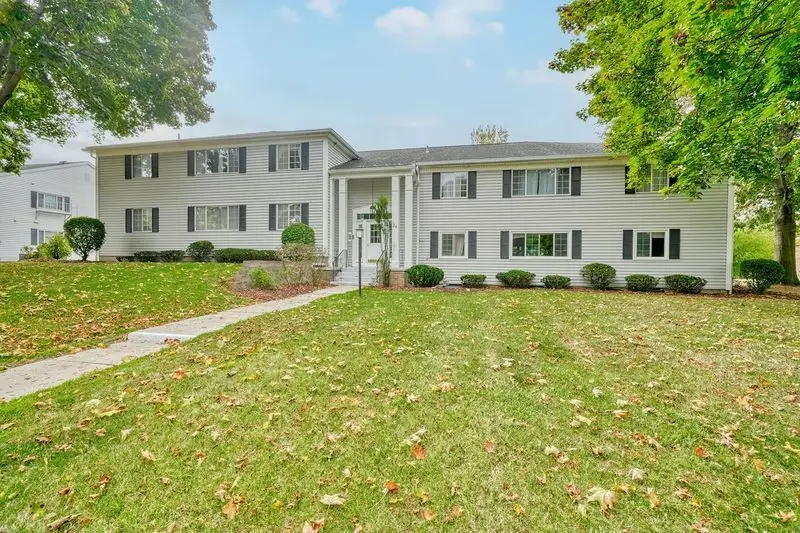 24 Colonial Parkway #B, Pittsford, NY 14534 - Image #2
