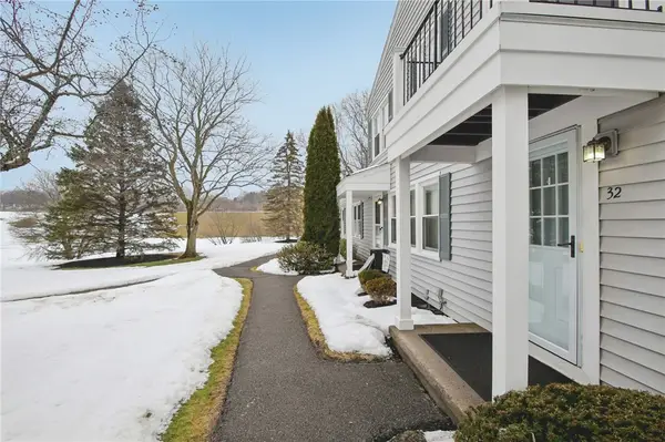 32 Arrowhead N, Fairport, NY 14450