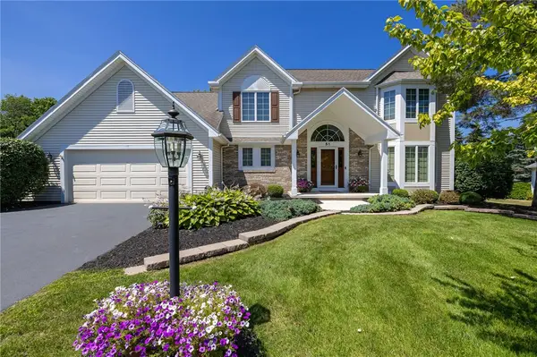 51 Walnut Hill Dr, Penfield, NY 14526