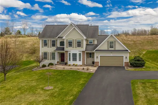 207 High Stone Cir, Pittsford, NY 14534