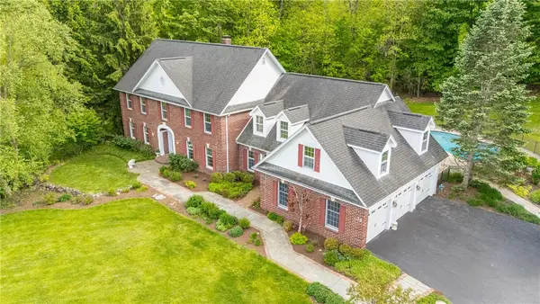 10 Ponds Edge Way, Pittsford, NY 14534