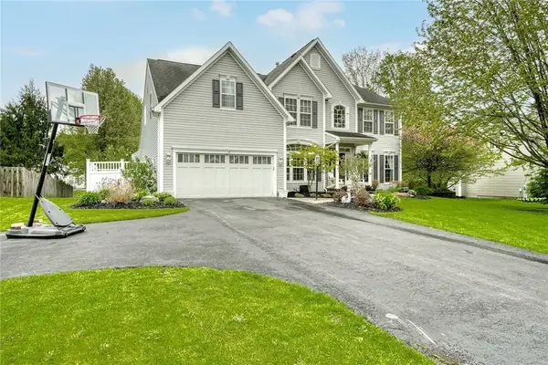 15 Dickinson Crossing, Fairport, NY 14450