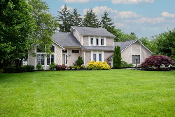 72 Caversham Woods, Pittsford, NY 14534