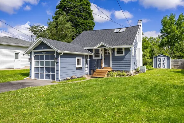 242 River Meadow Dr, Henrietta, NY 14623