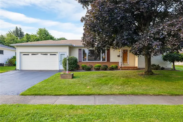 15 Georgian Dr, Rochester, NY 14609