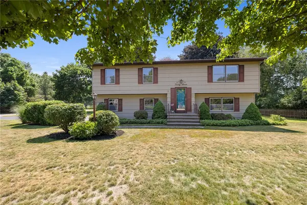 27 Carriage Court, Pittsford, NY 14534