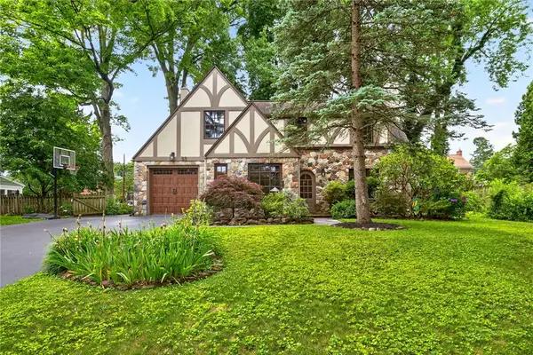 33 Fair Oaks Drive, East Rochester, NY 14445