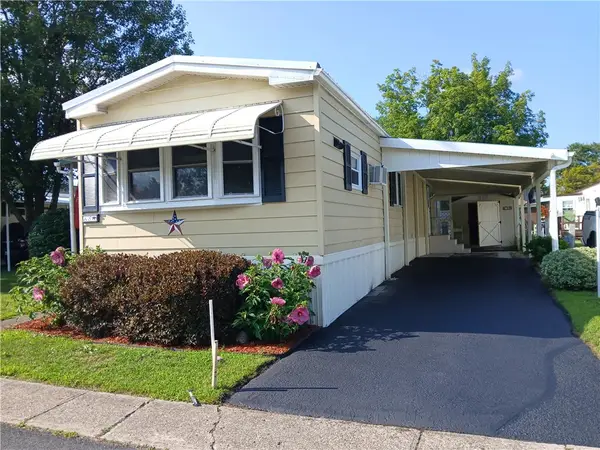 8 Village Parkway, Manchester, NY 14504