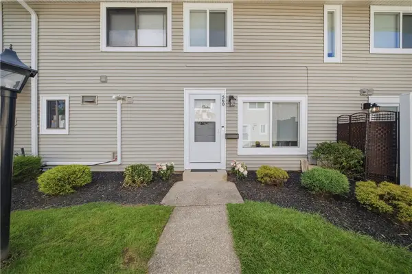 560 Eastbrooke Lane, Rochester, NY 14618