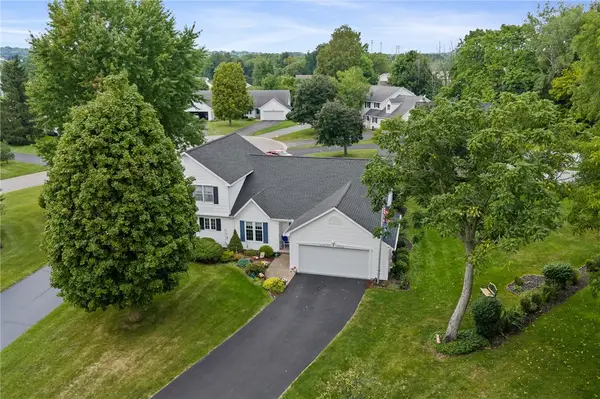 2 Hampton Circle, Fairport, NY 14450