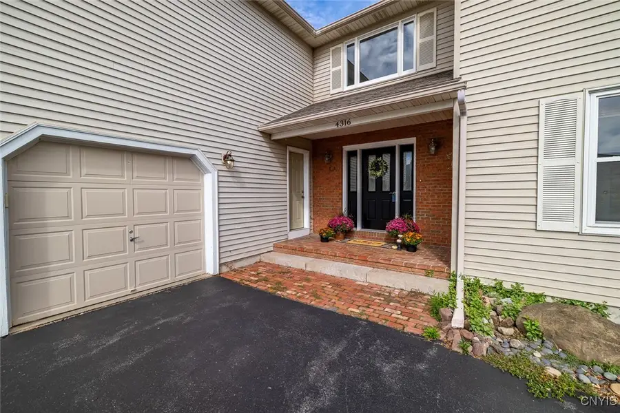 4316 Lazybrook Cir, Liverpool, NY 13088 - Image #2