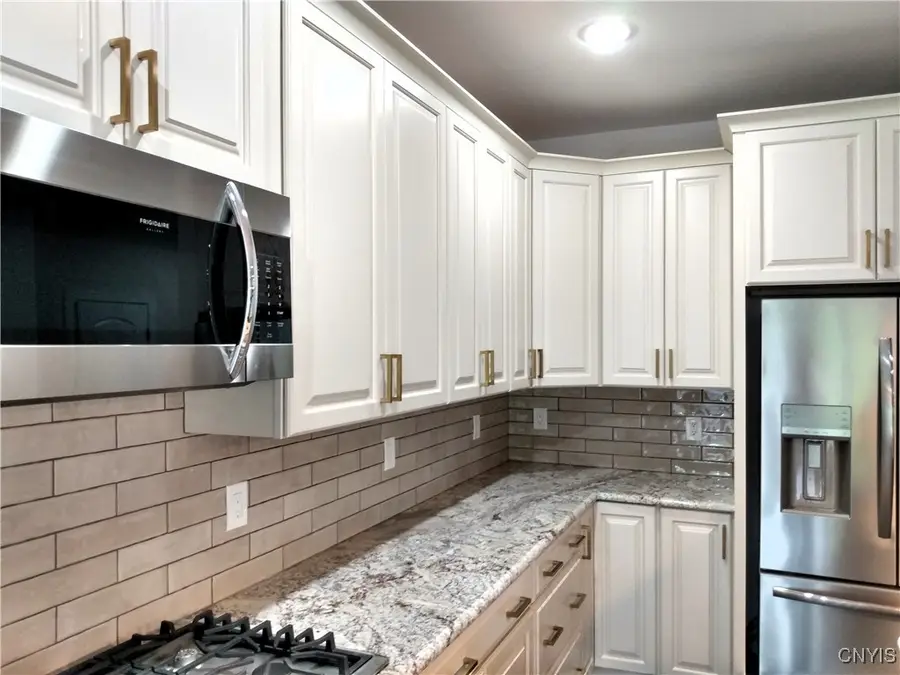 8929 Tulip Tree Path, Baldwinsville, NY 13027 - Image #2