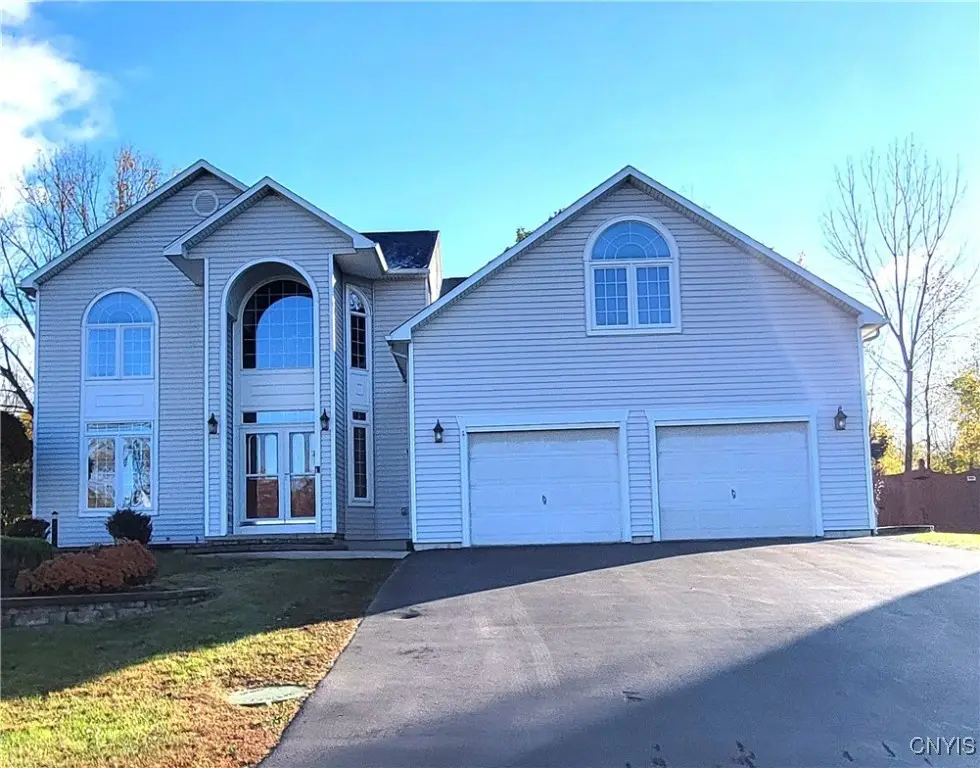7276 Moss Creek Circle, Liverpool, NY 13090 - Image #1