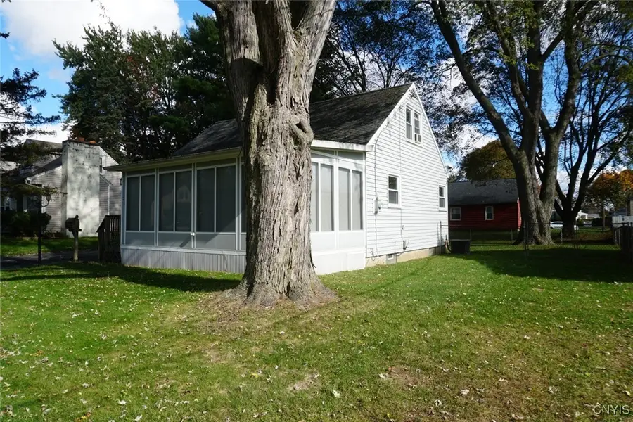 216 Crestwood Dr, Syracuse, NY 13212 - Image #3