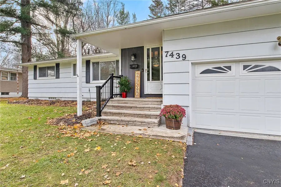 7439 Rosewood Circle, Syracuse, NY 13212 - Image #3