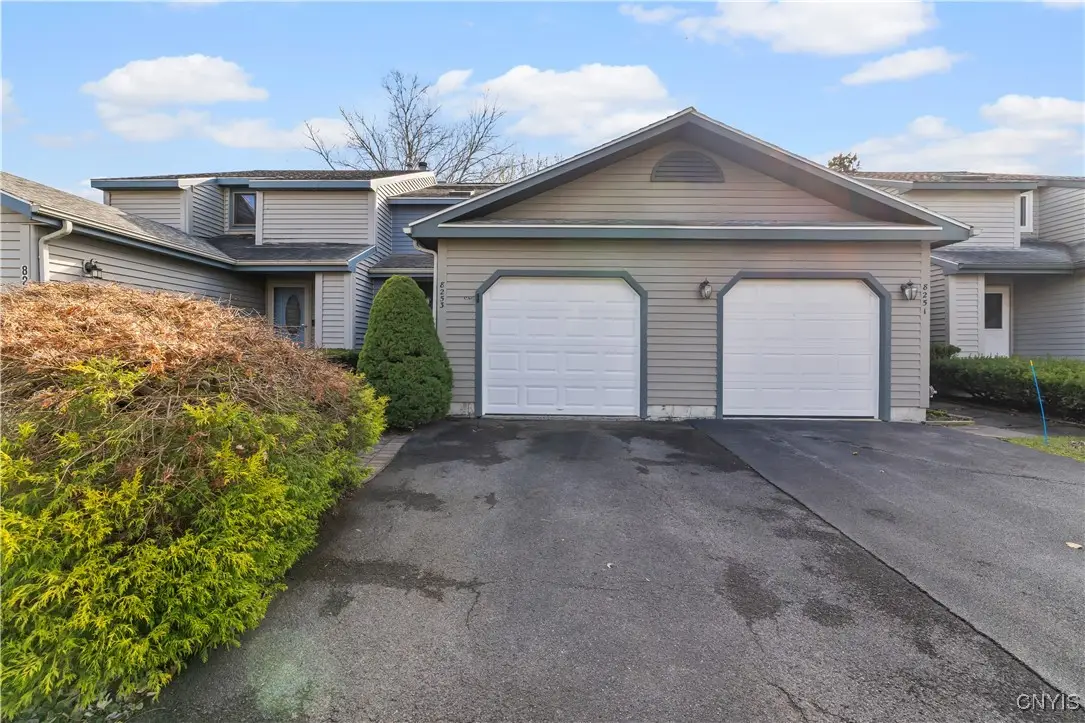 8253 Beehive Cir, Liverpool, NY 13090 - Image #1