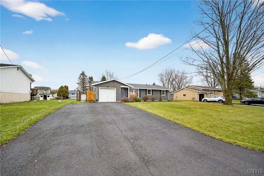 202 Briarhurst Ln, Camillus, NY 13031 - Image #3
