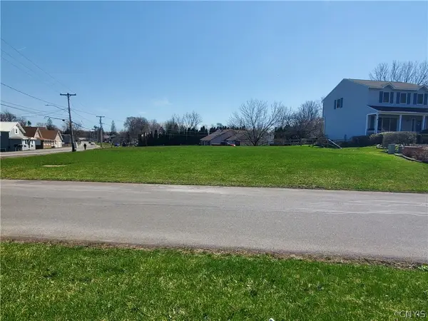 8690 Bayview Dr, Cicero, NY 13039