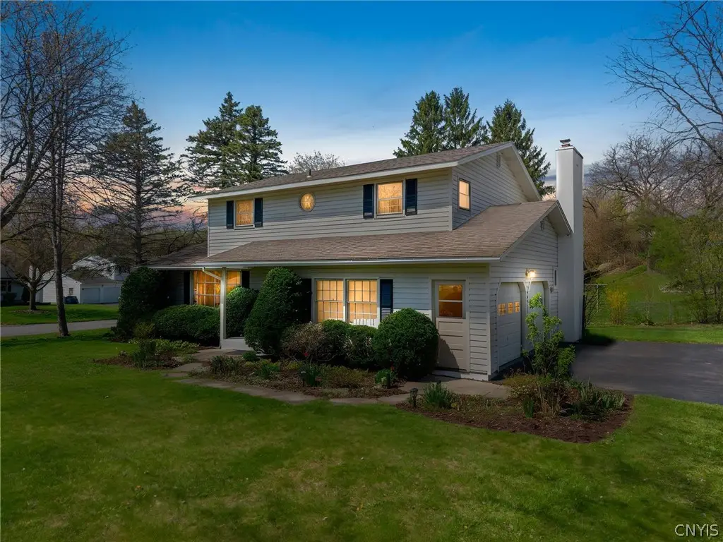 207 Thornton Circle S, Camillus, NY 13031 - #1