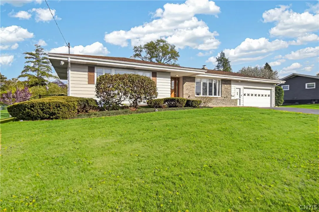 308 Washington Dr, New Hartford, NY 13413 - #1