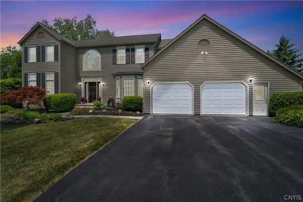 8353 Glen Eagle Dr, Manlius, NY 13104