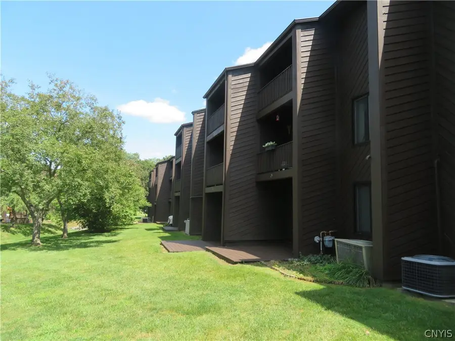 28 Sherman Oaks Drive, New Hartford, NY 13413 - #3