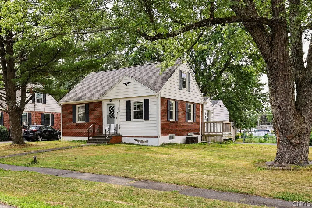 315 Russell Avenue, Liverpool, NY 13088 - #1