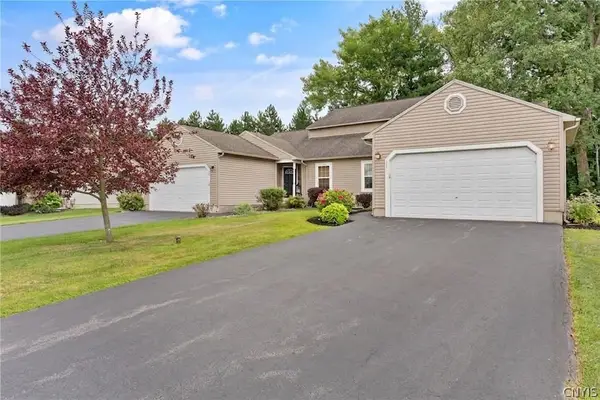122 Slindes Woods Circle, North Syracuse, NY 13212