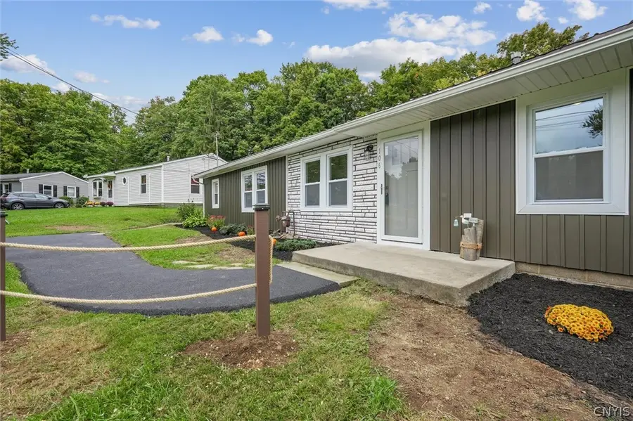 106 Resseguie Dr, Syracuse, NY 13209 - #2