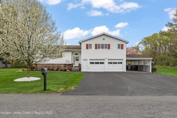 4 Pin Oak Drive, Kinderhook, NY 12106