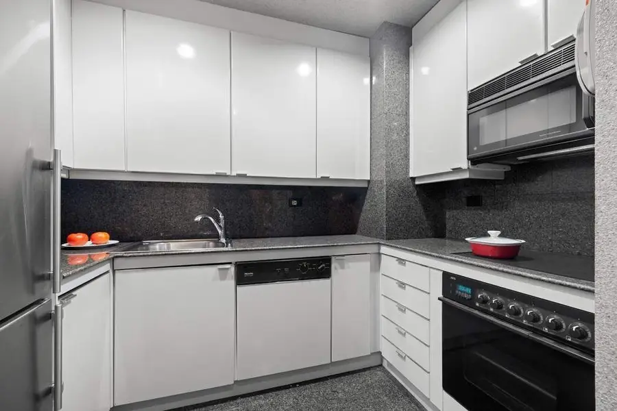 100 United Nations Plaza #3C, Manhattan, NY 10017 - #3