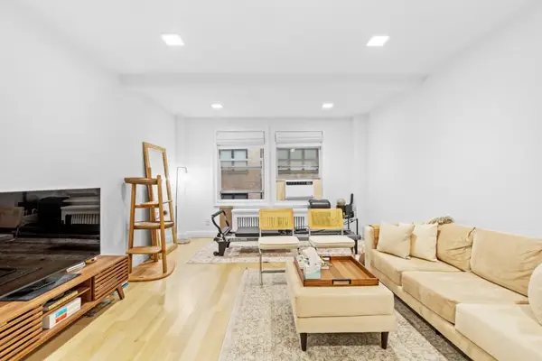 321 E 43rd Street #905, Manhattan, NY 10017