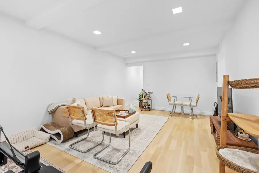 321 E 43rd Street #905, Manhattan, NY 10017 - #2